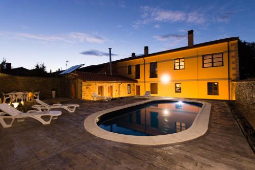 une maison avec une piscine en face d'une maison dans l'établissement Posada Sierra de la Culebra, à Ferreras de Abajo