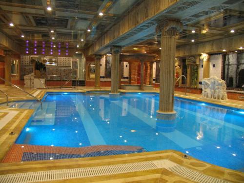 a large swimming pool in a large building at Hotel Spa Convento I in Coreses