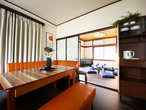 salon z drewnianym stołem i jadalnią w obiekcie Sky House Fujikawaguchiko - Vacation STAY 98122 w mieście Azagawa