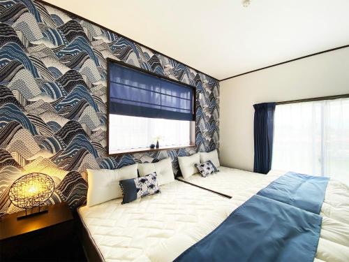 sypialnia z dużym ekranem na ścianie w obiekcie Sky House Fujikawaguchiko - Vacation STAY 98122 w mieście Azagawa