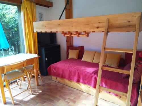 une chambre avec un lit superposé et un bureau dans l'établissement studio isabelle, à Saint-Chaffrey