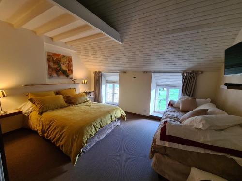 een slaapkamer met 2 bedden en een raam bij lesroses1680 in Blainville-sur-Mer