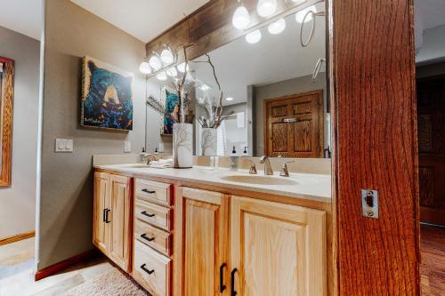 ein Badezimmer mit einem Waschbecken und einem großen Spiegel in der Unterkunft White Sand Wonderland in Lac du Flambeau