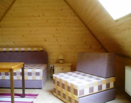 A bed or beds in a room at Chata pod Orechom