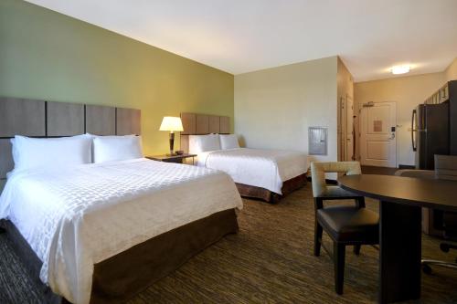 Llit o llits en una habitació de Candlewood Suites St Clairsville Wheeling Area, an IHG Hotel