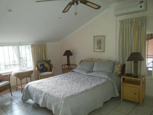 Un dormitorio con una cama grande y una ventana en Boschfontein Guest Farm, en Thabazimbi