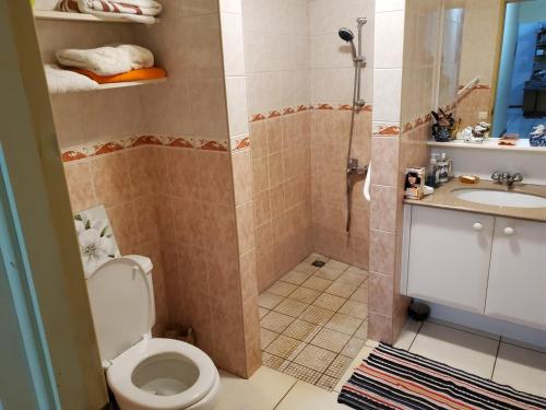 Un baño de Private Room in our Home Stay by Kohutahia Lodge, 7 min by car to airport and town