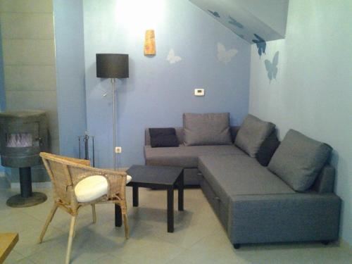 sala de estar con sofá y mesa en Gîte Le Randonneur, en Daverdisse