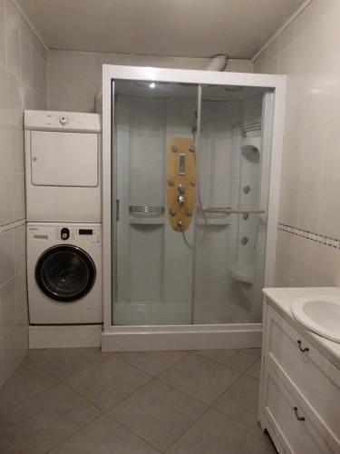 a bathroom with a washing machine and a washer at Gîte Le Randonneur in Daverdisse