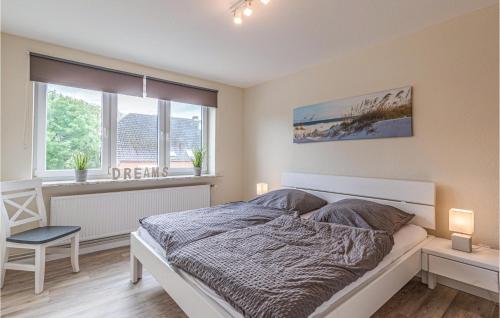 um quarto com uma cama e uma janela em Gorgeous Apartment In Ockholm With Wifi em Ockholm