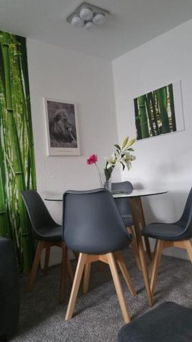 a dining room with a table and four chairs at Messeapartment WASHINGTON in Hannover