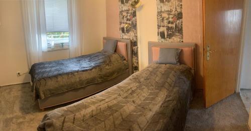 two beds sitting next to each other in a room at Messeapartment WASHINGTON in Hannover