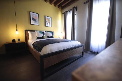 - une chambre avec un grand lit dans l'établissement Antigua Trece Hotel Fusión, à Guanajuato