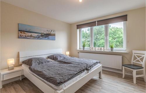 ein Schlafzimmer mit einem Bett und zwei Fenstern in der Unterkunft Lovely Apartment In Ockholm With House A Panoramic View in Ockholm