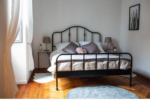 - une chambre avec un lit avec un cadre métallique dans l'établissement la polveriera, appartamenti eleganti e luminosi vicino al Colosseo, à Rome