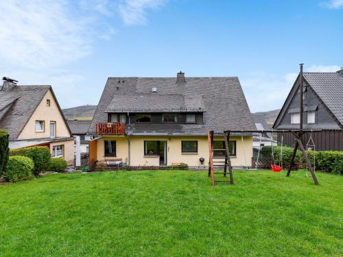 ein Haus mit einem Hof mit Spielplatz in der Unterkunft Apartment with private terrace in Velmede in Bestwig