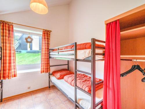 Zimmer mit Etagenbett, 2 Etagenbetten und einem Fenster in der Unterkunft Splendid Holiday Home in Untervalme near Ski Area in Schmallenberg