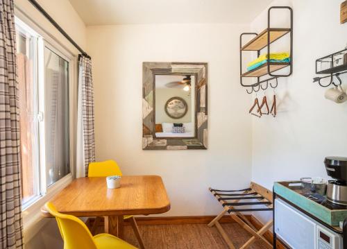 Una cocina o cocineta en Buckeye Tree Lodge