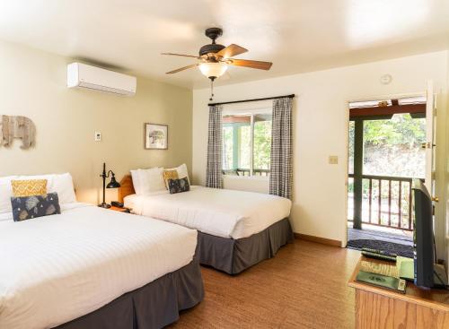 Una cama o camas en una habitación de Buckeye Tree Lodge