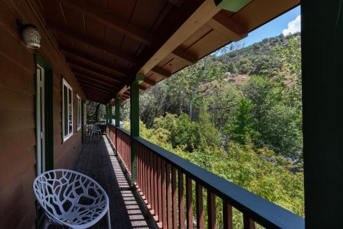 
En balkon eller terrasse på Buckeye Tree Lodge
