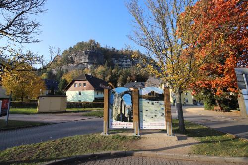 a sign on the side of a street with a mountain at FeWo Skiheim in Großschönau