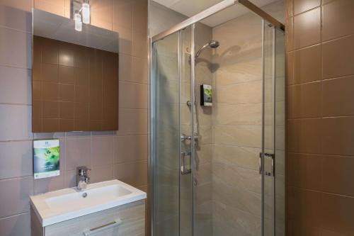 Sure Hotel by Best Western Argentan tesisinde bir banyo