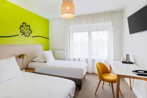 Sure Hotel by Best Western Argentan tesisinde bir odada yatak veya yataklar