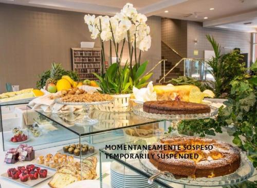 Comida en o cerca de este hotel