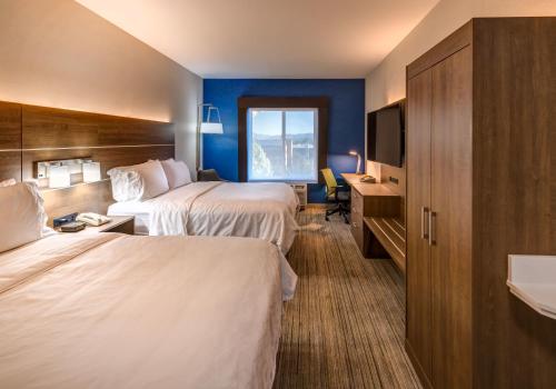 Letto o letti in una camera di Holiday Inn Express Reno Airport by IHG