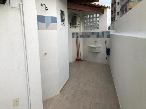 Um banheiro em Apartamento Elizabetta 3, pé na areia