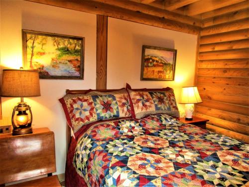 A bed or beds in a room at Alpine Log Cabin