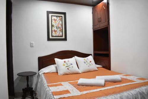 - une chambre avec un lit et 2 serviettes dans l'établissement Posada Dónde Cupeto, à Salento