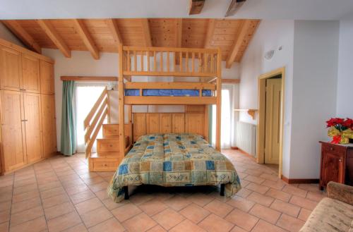 コーレドにあるAgritur Vento Alpinoのベッドルーム1室(二段ベッド1組、はしご付)