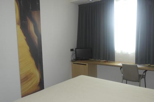 an office with a desk and two chairs and a window at Gobeo Park in Vitoria-Gasteiz