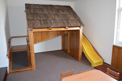a classroom with a desk and a slide at Hotel Na Statku in Nepřevázka