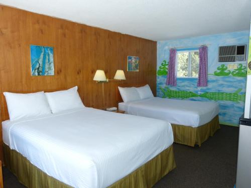 מיטה או מיטות בחדר ב-Algonquin Motel