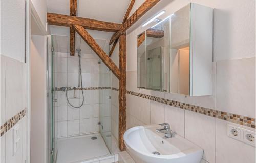 Bilik mandi di 3 Bedroom Beautiful Home In Ockholm