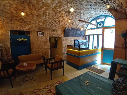 um átrio de um restaurante com mesa e cadeiras em Turquoise em Nablus