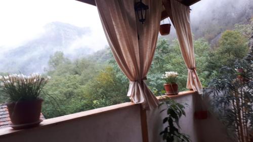 Pemandangan gunung umum atau pemandangan gunung yang diambil dari rumah percutian