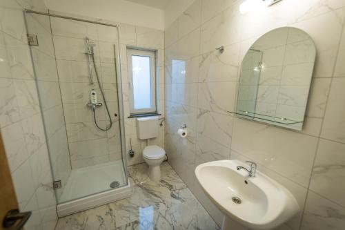 Koupelna v ubytování Pensiunea Giulia Home