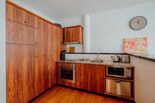 مطبخ أو مطبخ صغير في Awesome 2BR Apartment Viaduct Harbor - Wifi & Aircon