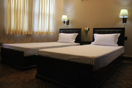 Una cama o camas en una habitación de Rinchen Hotel