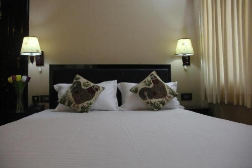 Una cama o camas en una habitación de Rinchen Hotel