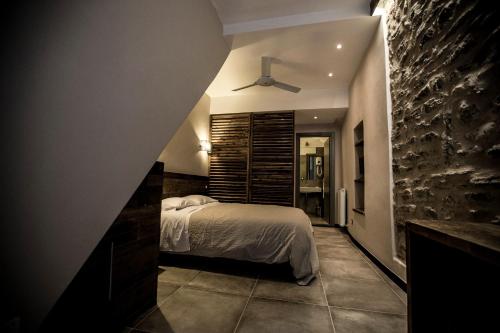 a bedroom with a bed and a ceiling fan at Allo Scalo Dei Mille in Riomaggiore