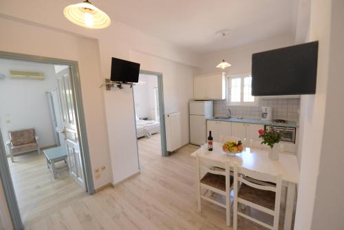 cocina y comedor con mesa en una habitación en Filippas Rooms in Gouvia, en Gouvia