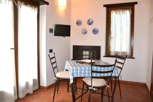 a dining room with a table and chairs and a fireplace at Agriturismo Istrice Innamorato in Campello sul Clitunno