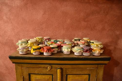 a group of cups sitting on top of a table at Agriturismo Istrice Innamorato in Campello sul Clitunno