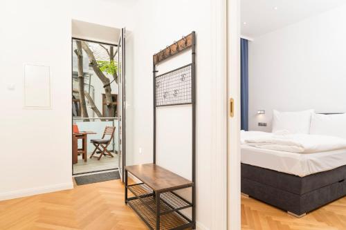 een slaapkamer met een spiegel en een bed bij Parkview Alsergrund in Wenen