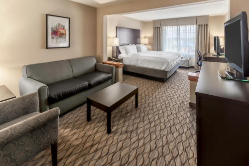 Habitación de hotel con sofá y cama en Holiday Inn Milwaukee Airport, an IHG Hotel en Milwaukee