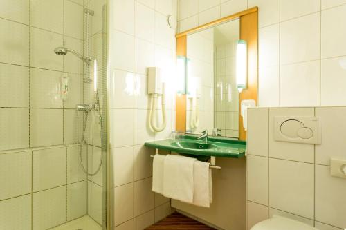 Bathroom sa B&B HOTEL Rothrist Olten